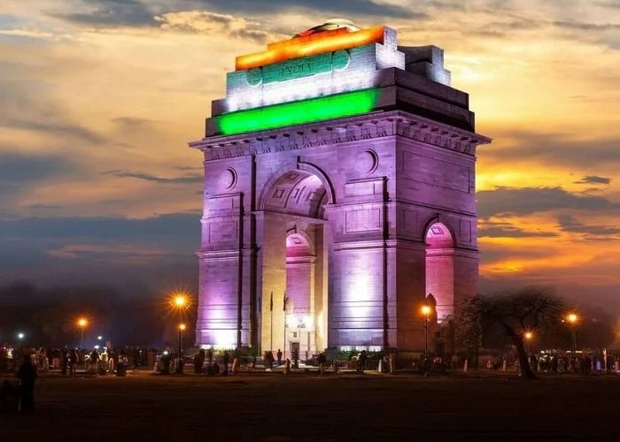 Delhi To Agra Tour by Toyota Vellfire